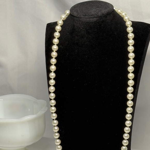 Chic Faux Pearl Necklace – Timeless Elegance on a Budget - Picture 1 of 6